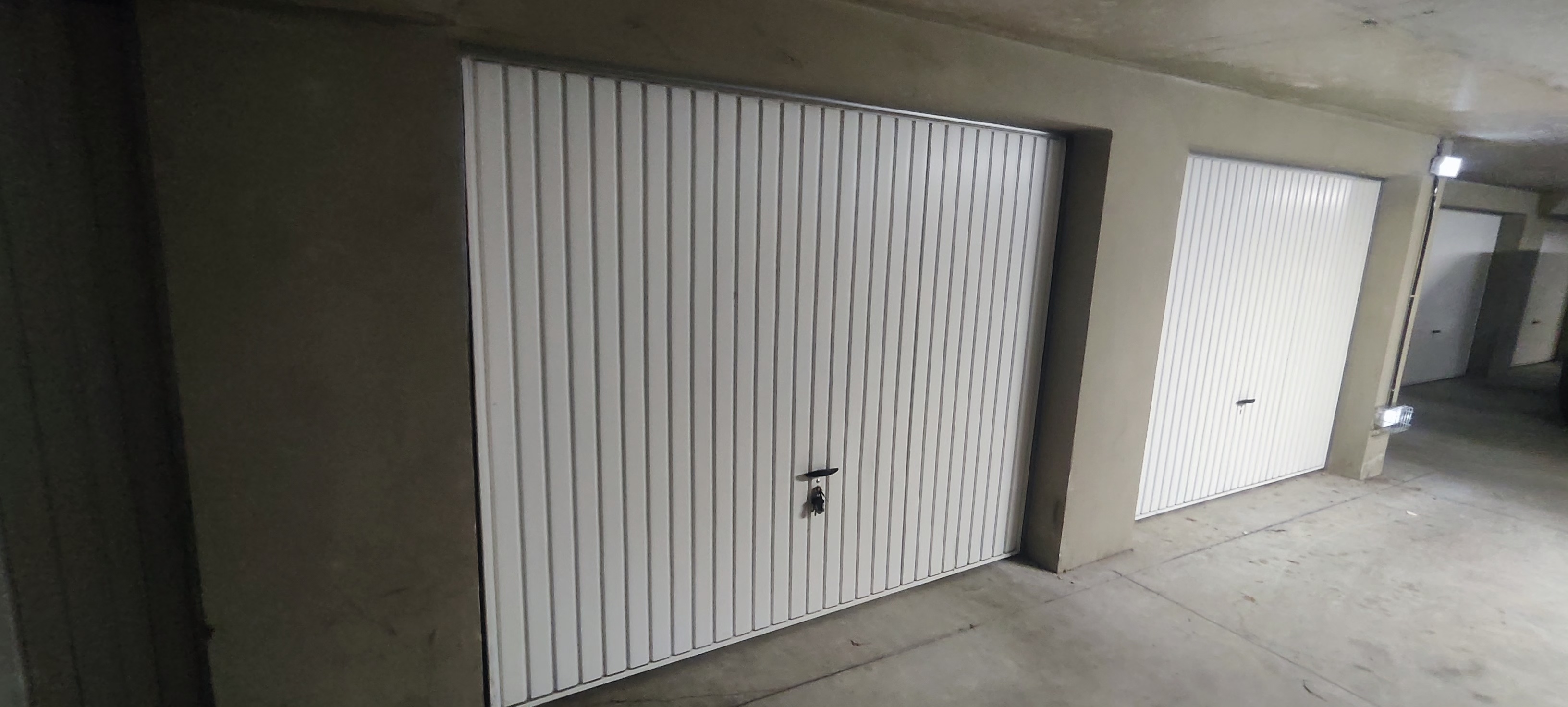 Rideau métallique et grille de protection d'un commerce
