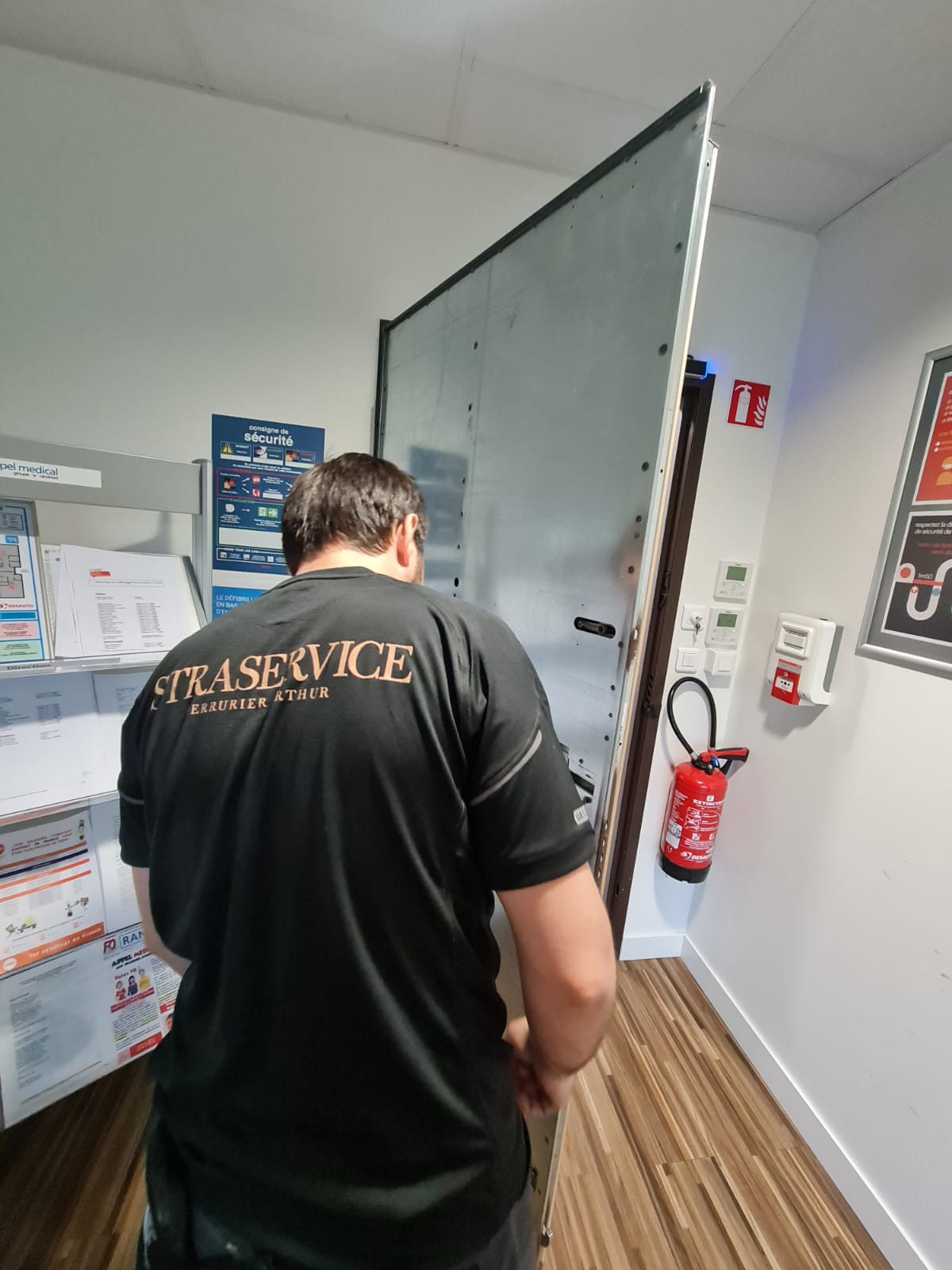 Installation d'une porte blindée en établissement