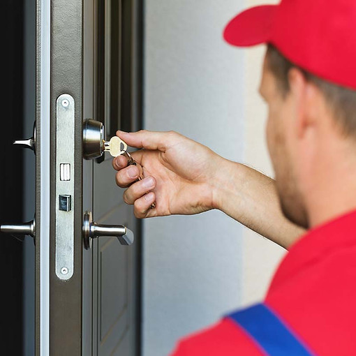 Intervention sur une serrure de porte d'entrée